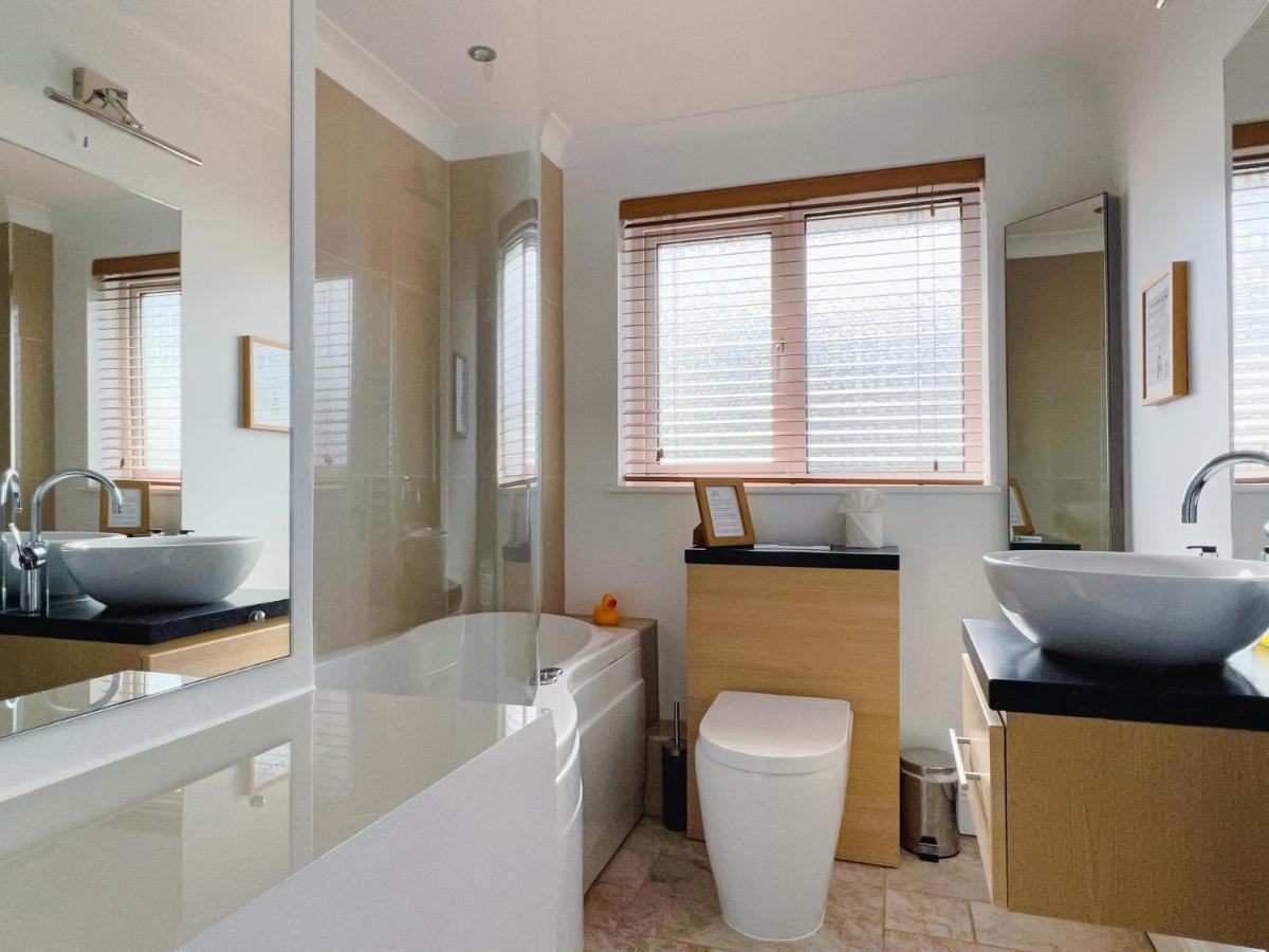 Bright & Cosy - Jacuzzi - Log Burner - King Beds Βίλα Tangmere Εξωτερικό φωτογραφία