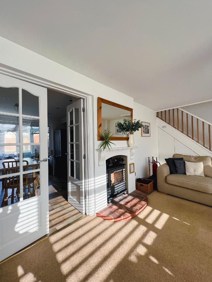 Bright & Cosy - Jacuzzi - Log Burner - King Beds Βίλα Tangmere Εξωτερικό φωτογραφία